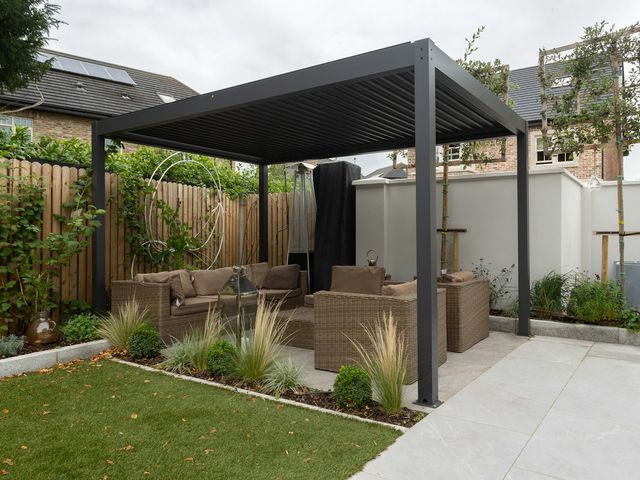 Pergola bioclimatique à lames orientables sur une terrasse