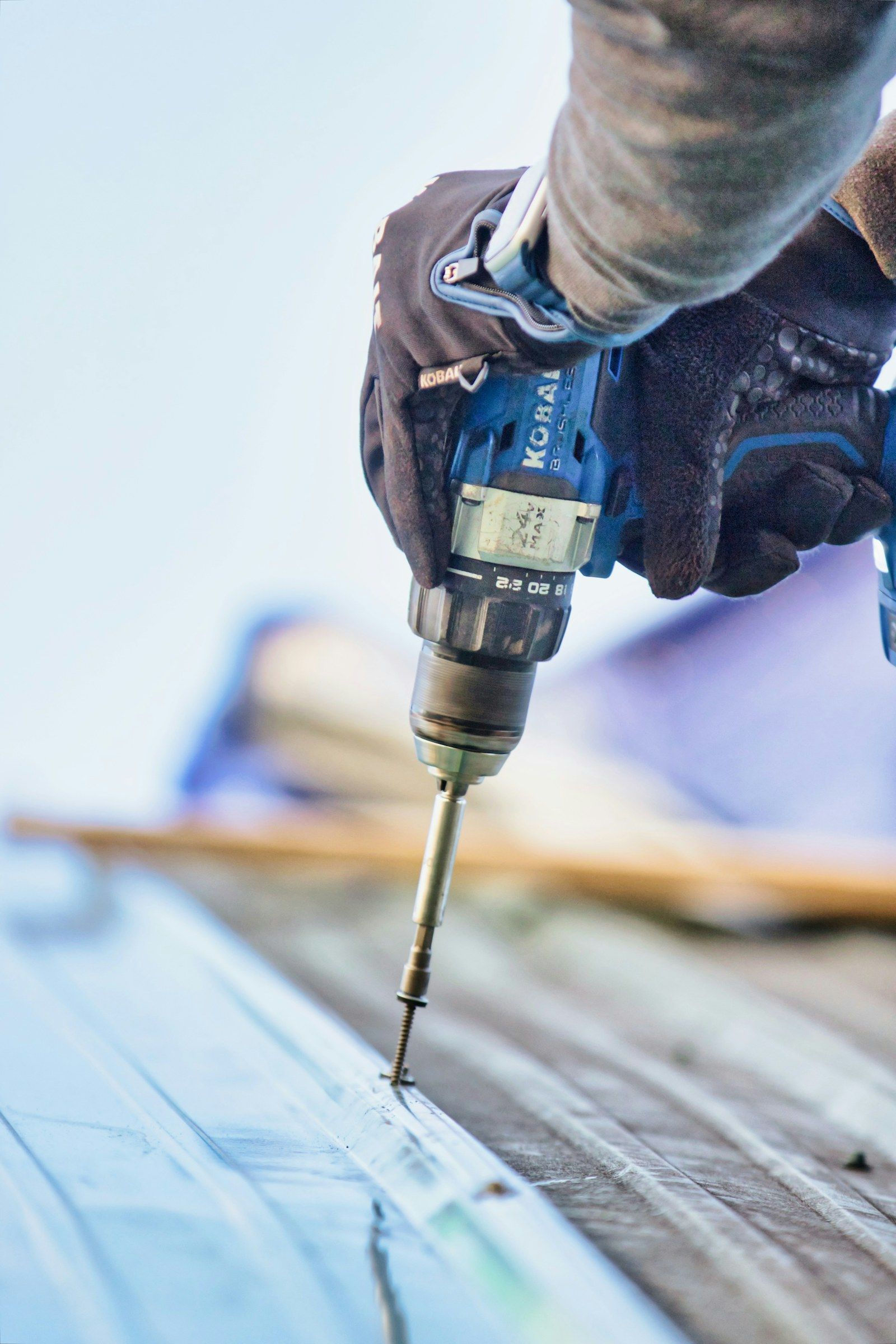 Vissage d’une fixation à la visseuse sans fil sur un chantier